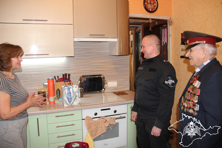 Сотрудники ОМОН Росгвардии поздравили фронтовика-пулеметчика в Севастополе