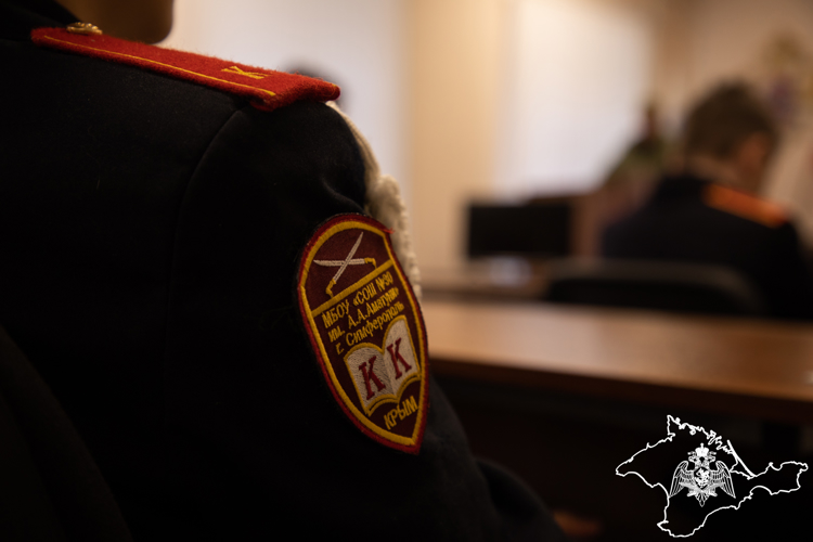 Сотрудники СОБР «Халзан» Росгвардии провели день открытых дверей для подшефных учащихся Симферополя