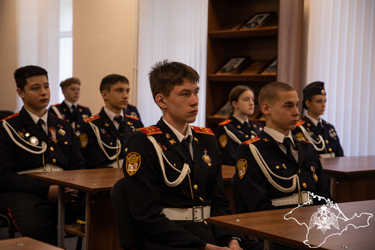 Сотрудники СОБР «Халзан» Росгвардии провели день открытых дверей для подшефных учащихся Симферополя