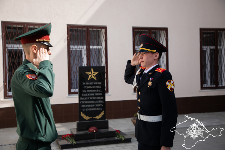 Сотрудники СОБР «Халзан» Росгвардии провели день открытых дверей для подшефных учащихся Симферополя