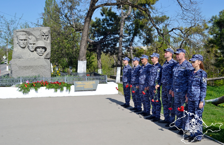 Росгвардейцы почтили память воинов-освободителей столицы Крыма от немецко-фашистских захватчиков
