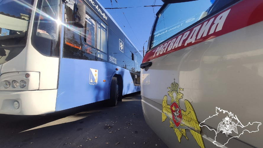 Сотрудники Росгвардии задержали дебоширов в севастопольском троллейбусе