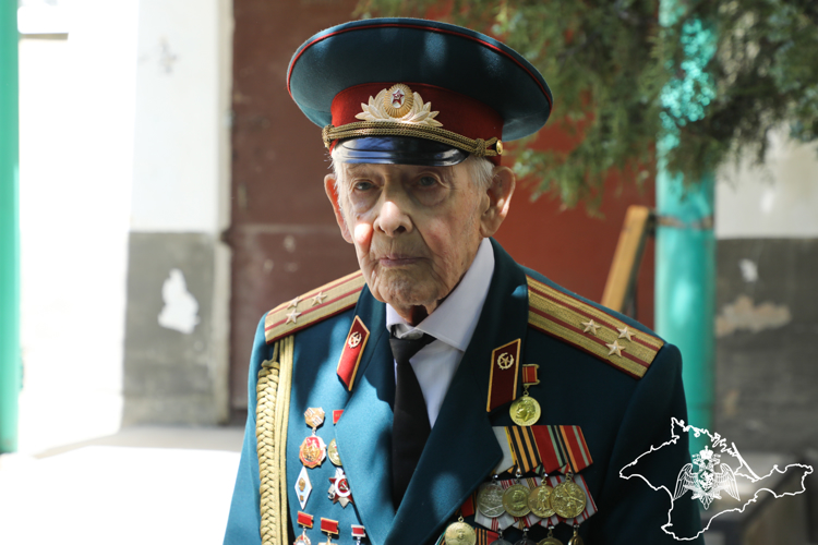 Парад для 99-летнего ветерана Великой Отечественной войны провели росгвардейцы в Крыму