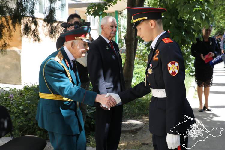 Парад для 99-летнего ветерана Великой Отечественной войны провели росгвардейцы в Крыму