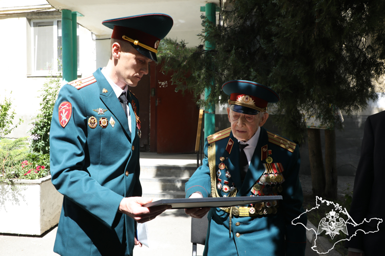 Парад для 99-летнего ветерана Великой Отечественной войны провели росгвардейцы в Крыму