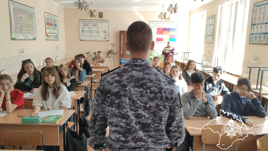 С выпускниками школы встретились росгвардейцы Севастополя