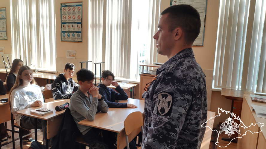 С выпускниками школы встретились росгвардейцы Севастополя