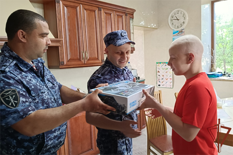 Росгвардейцы в Евпатории передали подарки мальчику с тяжелым заболеванием