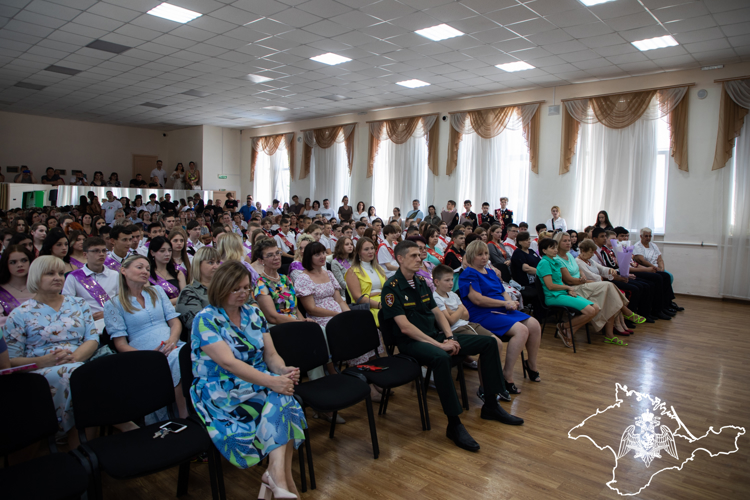 Офицер Росгвардии принял участие в церемонии вручения аттестатов подшефным выпускникам