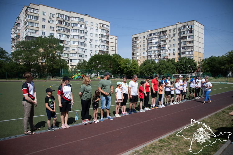 Офицеры Росгвардии приняли участие в семейном спортивном празднике в Симферополе