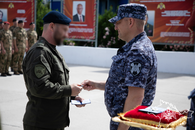 В Симферополе состоялась церемония вручения геральдических знаков сотрудникам СОБР и ОМОН Росгвардии