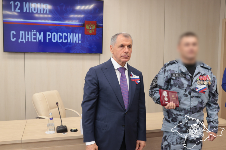 В преддверии Дня России росгвардейцы в Симферополе отмечены правами руководства региона