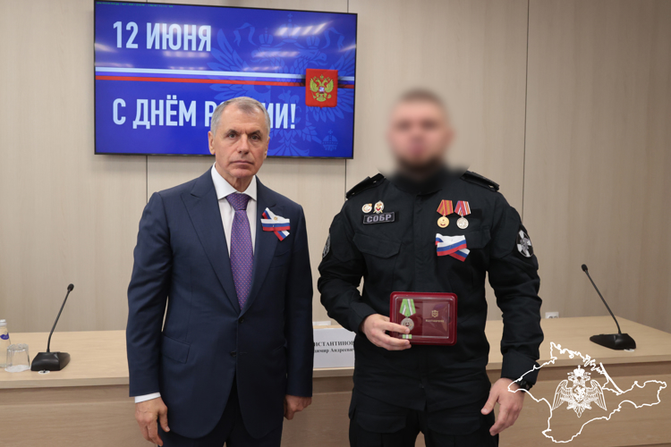В преддверии Дня России росгвардейцы в Симферополе отмечены правами руководства региона