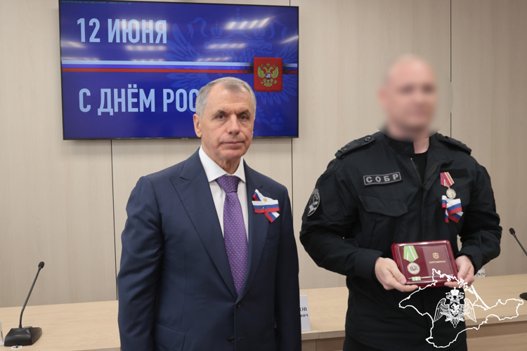 В преддверии Дня России росгвардейцы в Симферополе отмечены правами руководства региона