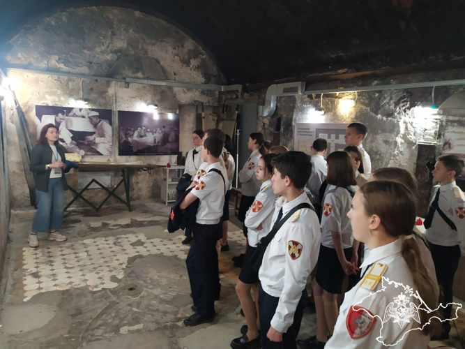 В рамках акции «Каникулы с Росгвардией» подшефные ученики ведомства посетили мемориальный комплекс Севастополя