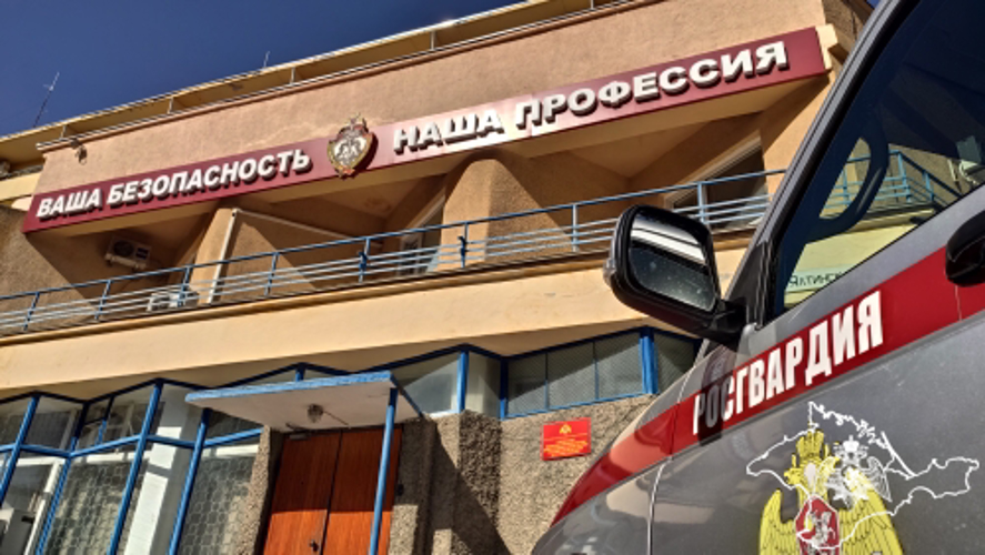 Росгвардейцы задержали женщину, которая обнажилась на территории севастопольского храма