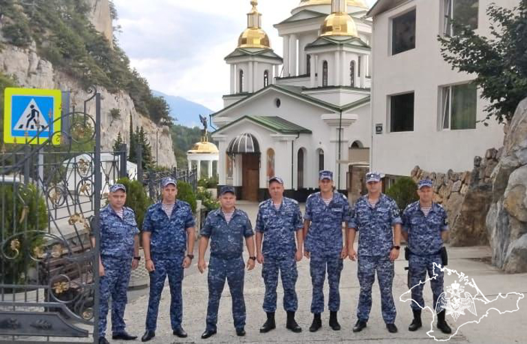 Ялтинские росгвардейцы передали православному храму благотворительную помощь