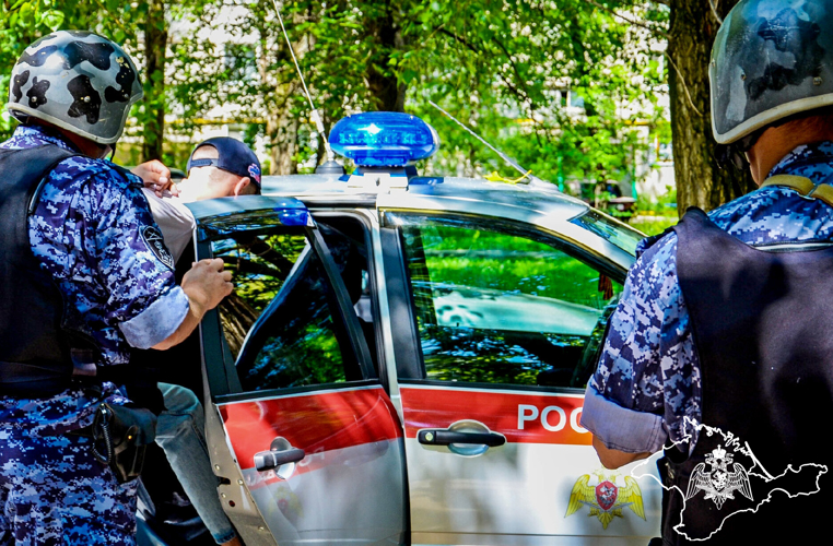 В Симферополе росгвардейцы задержали по горячим следам гражданина, подозреваемого в совершении кражи денежной выручки