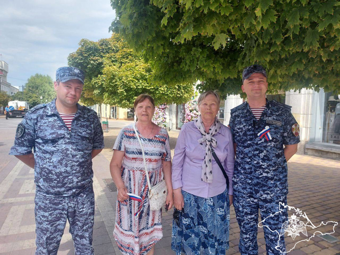 Росгвардейцы в День Государственного флага приняли участие в патриотической акции в Симферополе