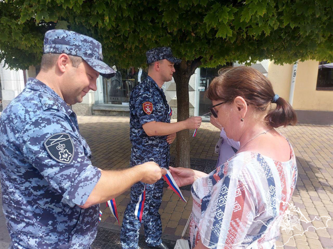 Росгвардейцы в День Государственного флага приняли участие в патриотической акции в Симферополе