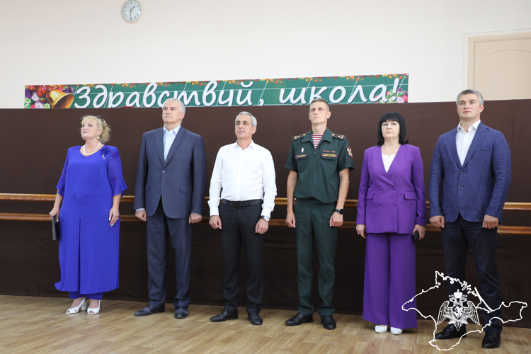 Росгвардейцы в Крыму и Севастополе поздравили с Днем знаний кадет профильных классов ведомства
