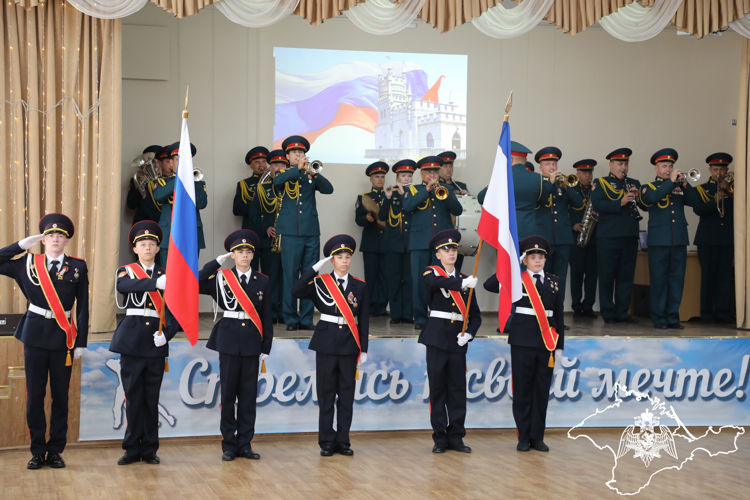 Росгвардейцы в Крыму и Севастополе поздравили с Днем знаний кадет профильных классов ведомства
