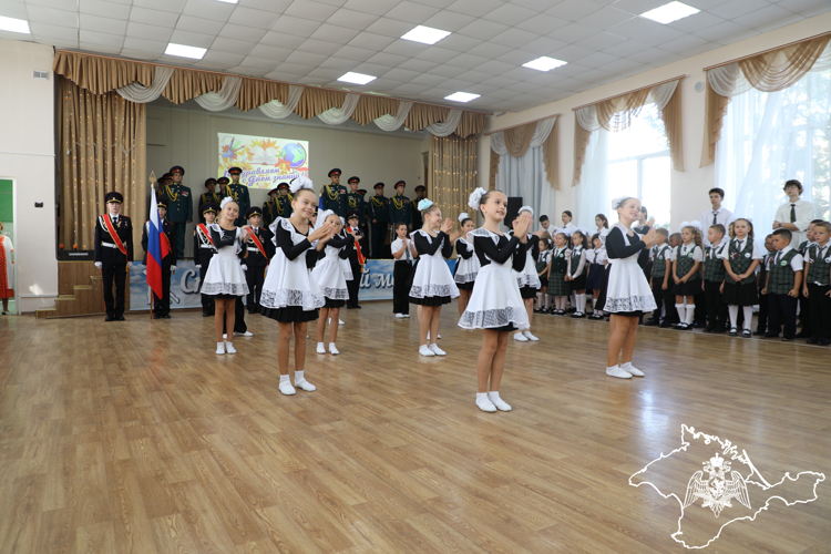 Росгвардейцы в Крыму и Севастополе поздравили с Днем знаний кадет профильных классов ведомства