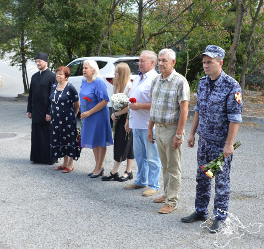 В Крыму росгвардейцы почтили память воинов, павших в Крымской войне