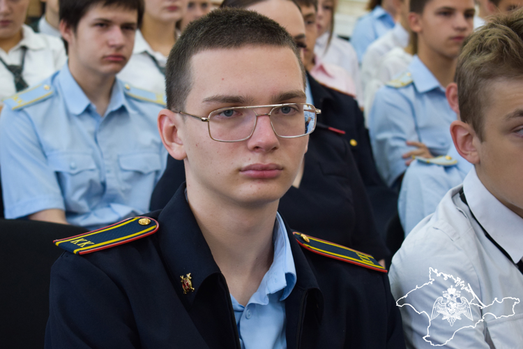 Офицер Росгвардии рассказали учащимся симферопольской школы о высших учебных заведениях ведомства 