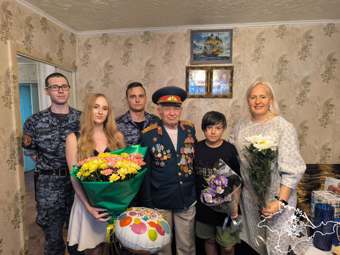 В Крыму Росгвардейцы поздравили ветерана локальных военных конфликтов Анатолия Будиловского с 92- летием.