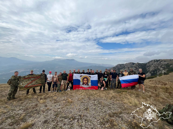 Сотрудники ОМОН «Грифон» почтили память погибшего товарища восхождением на вершину крымской горы