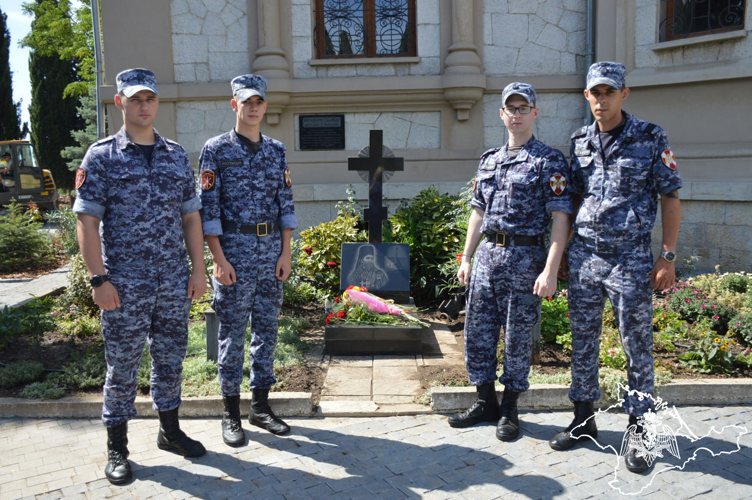 В Крыму росгвардейцы почтили память воинов, павших в Крымской войне