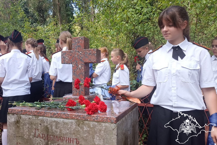 В Крыму росгвардейцы почтили память воинов, павших в Крымской войне