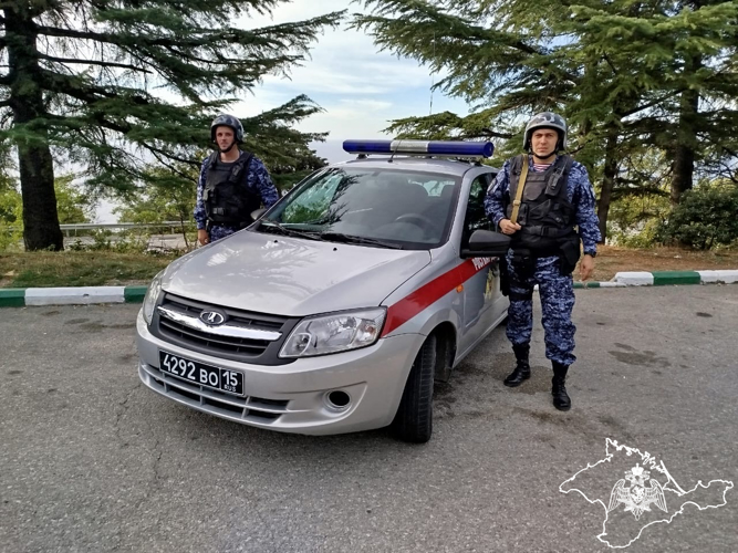 Росгвардейцы в Большой Ялте оказали помощь получившему серьезную травму головы пожилому человеку