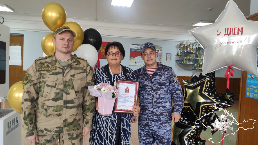 В Крыму росгвардейцы поздравили руководителей подшефных классов с Днем учителя