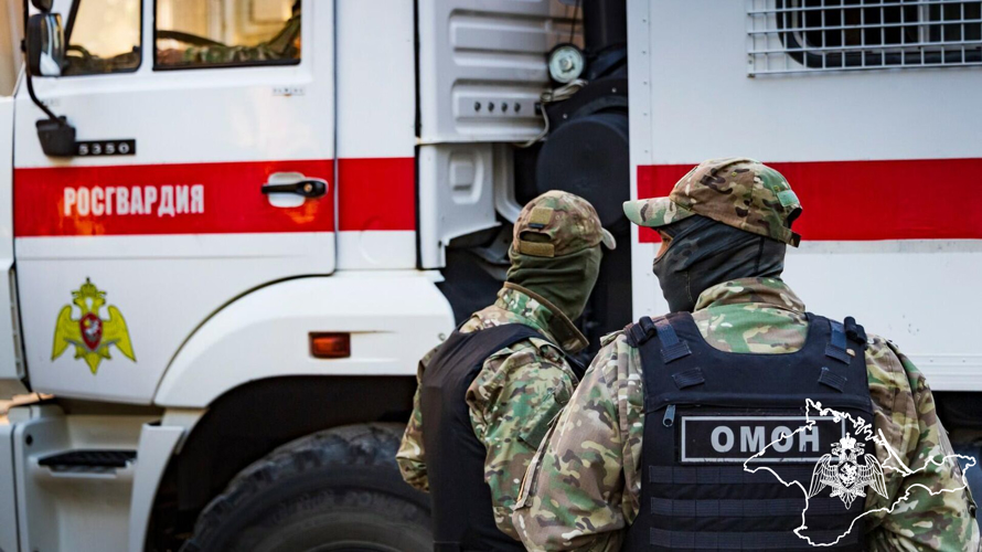 В Севастополе при силовой поддержке Росгвардии задержан подозреваемый в дискредитации Вооружённых Сил Российской Федерации