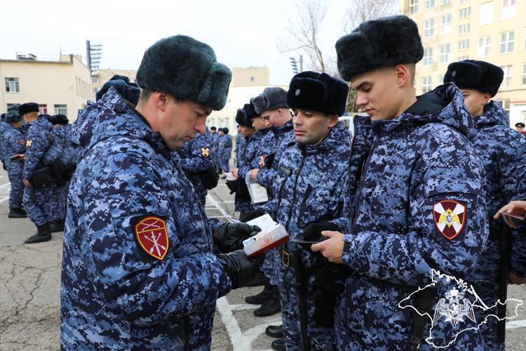 Совместный гарнизонный развод нарядов Росгвардии и полиции состоялся в Крыму