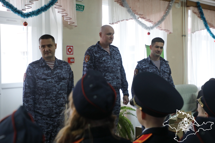 Представители Росгвардии поздравили подшефных учащихся с наступающим Новым годом