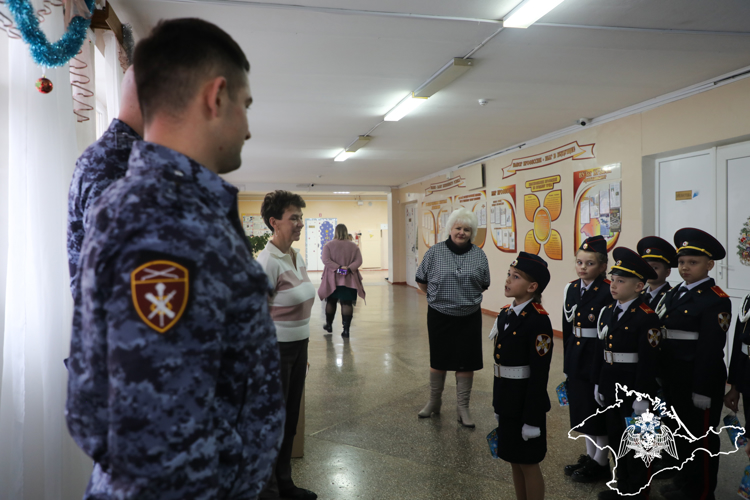 Представители Росгвардии поздравили подшефных учащихся с наступающим Новым годом