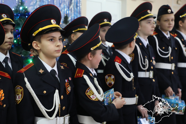 Представители Росгвардии поздравили подшефных учащихся с наступающим Новым годом