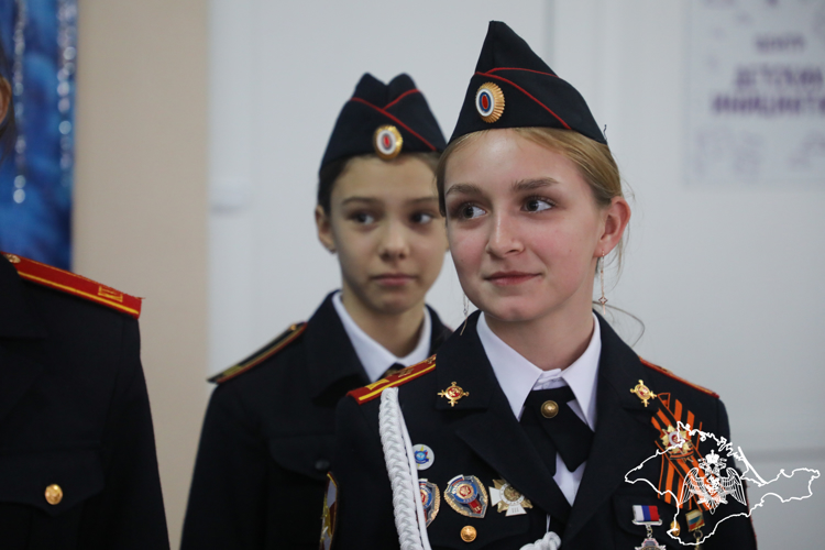 Представители Росгвардии поздравили подшефных учащихся с наступающим Новым годом