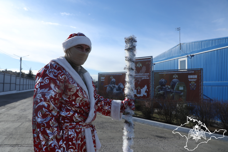 Дед Мороз специального назначения поздравил подшефных школьников в Симферопольском районе (видео)