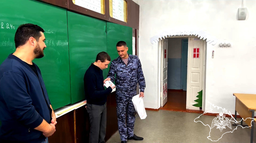 В Крыму росгвардейцы присоединились к ежегодной Всероссийской благотворительной акции «Ёлка желаний» (видео)
