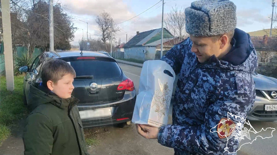 В Крыму росгвардейцы присоединились к ежегодной Всероссийской благотворительной акции «Ёлка желаний» (видео)