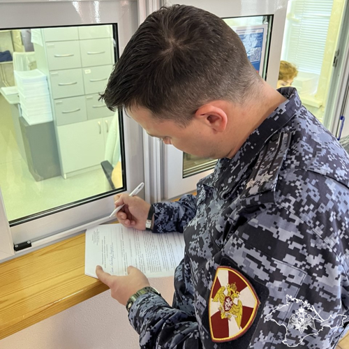 В Крыму росгвардейцы сдали донорскую кровь и ее компоненты