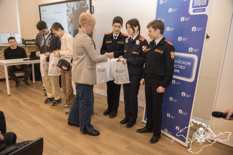 Росгвардейцы провели тематический вечер для профильного класса ведомства