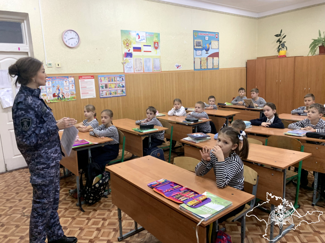 В Симферополе росгвардейцы провели патриотический урок для учащихся