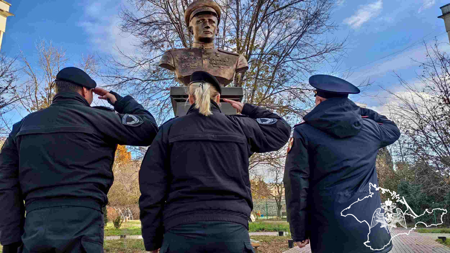 В Севастополе росгвардейцы почтили память Героя Советского Союза Степана Неустроева