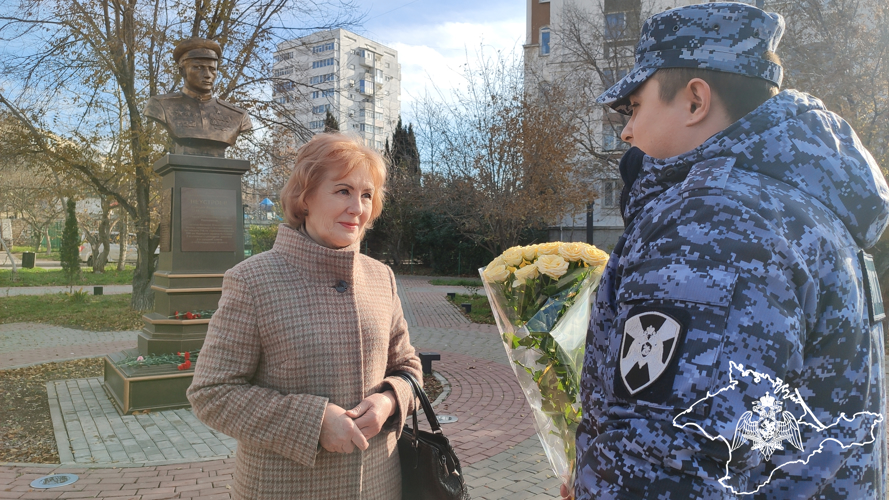 В Севастополе росгвардейцы почтили память Героя Советского Союза Степана Неустроева