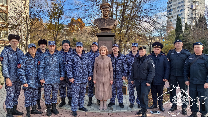 В Севастополе росгвардейцы почтили память Героя Советского Союза Степана Неустроева